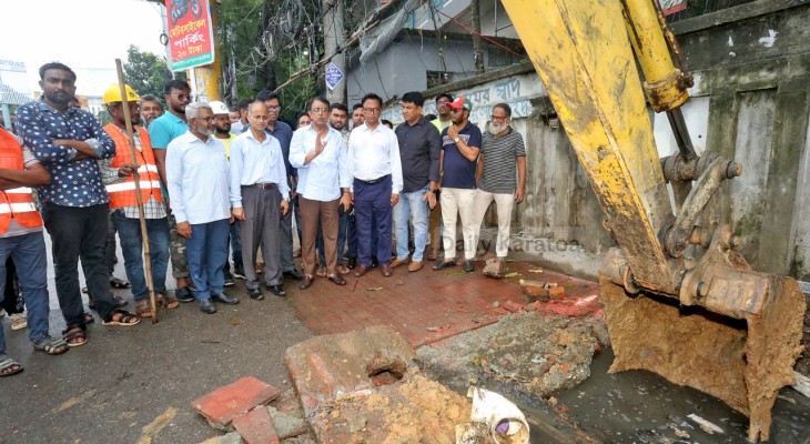 বগুড়ায় টানা বৃষ্টিতে সৃষ্ট জলাবদ্ধতার দুর্ভোগ নিরসনে মাঠে সিটি প্রশাসক